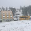 Украинский курорт внезапно засыпало снегом (видео)
