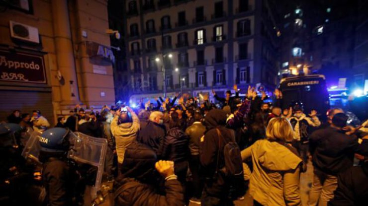 Протесты против ограничений в Неаполе переросли в столкновения с полицией