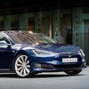 Автопилот Tesla принял рекламные флаги за светофоры и сломался (видео)