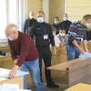 Місцеві вибори в Україні: на Прикарпатті з бійками та скандалами рахують голоси