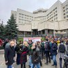 "Отправим судей в Ростов": под КСУ начался протест