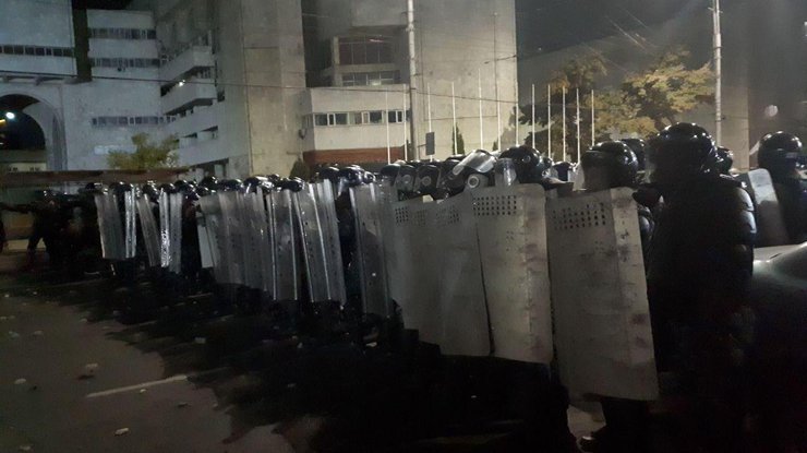 В Бишкеке участники акции протеста против итогов парламентских выборов начали штурмовать здание парламента