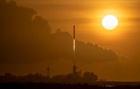 ˣ Falcon 9 на фоне Солнца / Фото: twitter.com/TrevorMahlmann