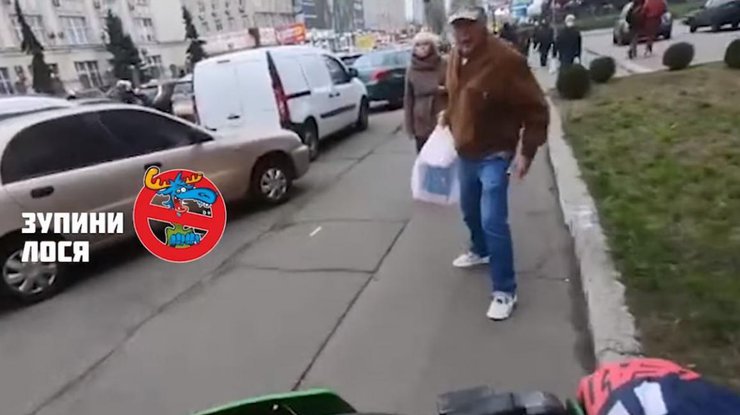 В Киеве произошла стычка между дедушкой и мотоциклистом / Фото: Facebook 