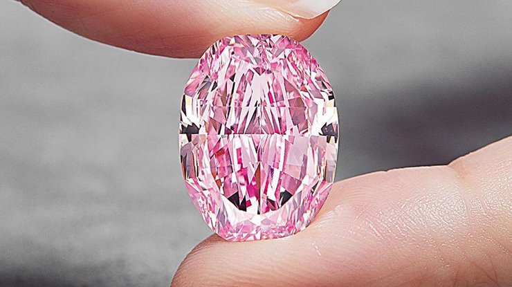 Розовый оттенок получается из-за искажения кристаллической решетки алмаза