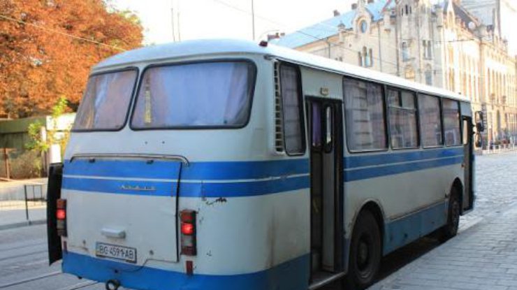 Фото: во Львове мужчина выпал из автобуса / newstape.alexmark.ru