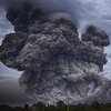 Мощный взрыв и выброс пепла: возле Сицилии активизировался вулкан