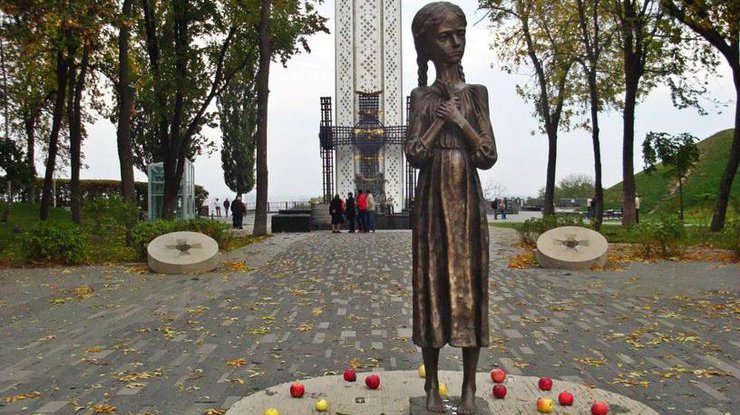 Памятник жертвам голодомора/фото: lookmytrips