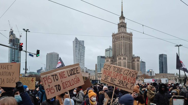 Протесты в Польше переросли в акции против политики властей