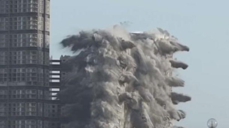 Взрыв небоскреба/ фото: Khaleej Times