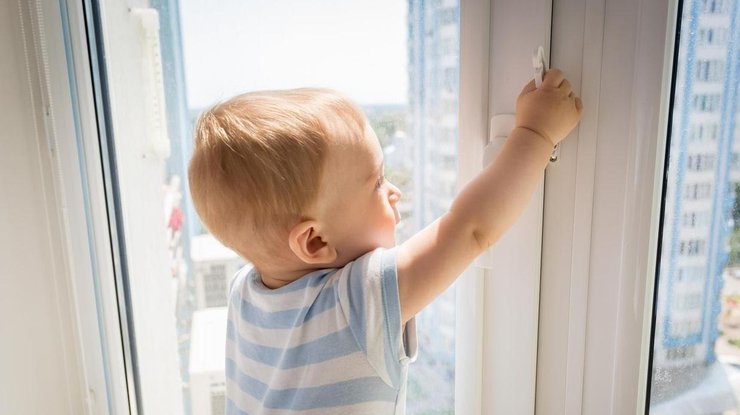 Фото: ребенок выпрыгнул из окна / lenin.cap.ru
