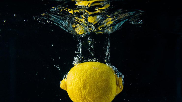 Фото: вода с лимоном / Pexels