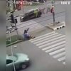 Іноземець у Харкові протаранив людей на острівці безпеки (відео)