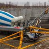 В Днепре строительный кран раздавил водителя бетономешалки (фото, видео)