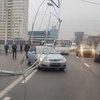 Падения электроопор на Шулявском мосту: в сети появилось видео