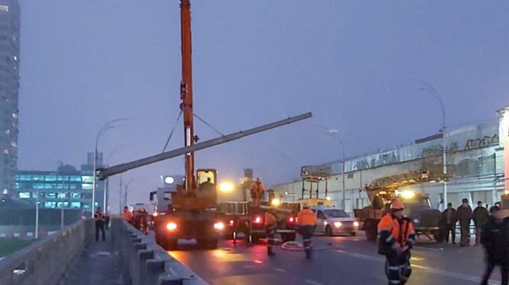 Падение электроопор на Шулявском мосту/ Фото: kyiv.24tv.ua
