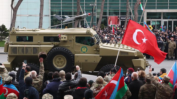 Азербайджанская военная техника во время военного парада в Баку