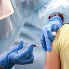Медсестра упала в обморок после вакцинации препаратом Pfizer (видео) 