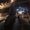 Дорогу засыпало мебелью и сорвало крышу грузовику: в Киеве произошло необычное ДТП 