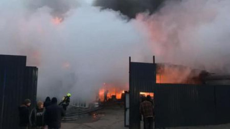 Пожар в Киеве / Фото: facebook.com/DSNSKyiv