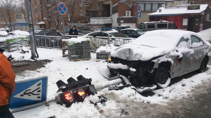 Из-за снегопада в Киеве и области произошло множество ДТП