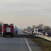 Под Киевом перевернувшийся грузовик заблокировал трассу (фото)