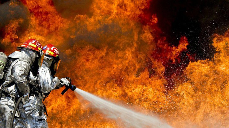 Спасатели тушат пожар/фото:  pixabay