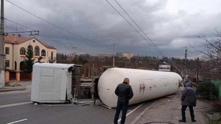 В Житомире перевернулась цистерна с газом/фото: dsns.gov.ua