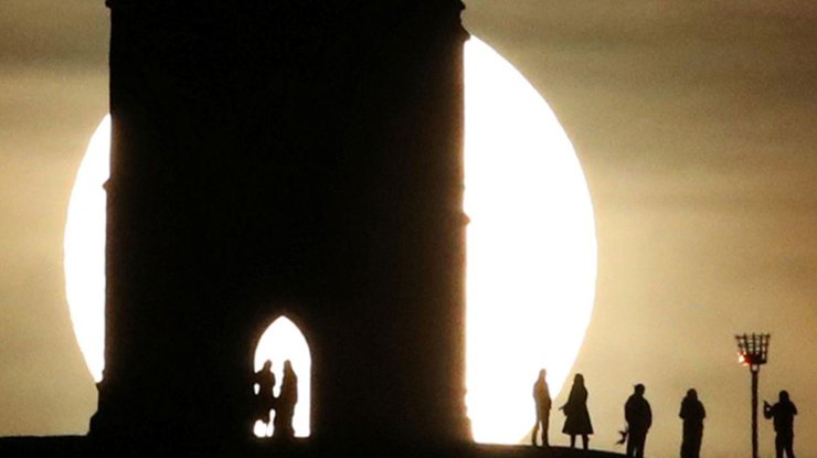 Лунное затмение в небе над Гластонбери, Великобритания, 10 января 2020 года