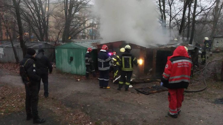 При тушении пожара в гаражах в Голосеевском районе были найдены тела двух человек