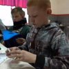 У прифронтовому Торецьку діти майструють ялинкові прикраси на продаж