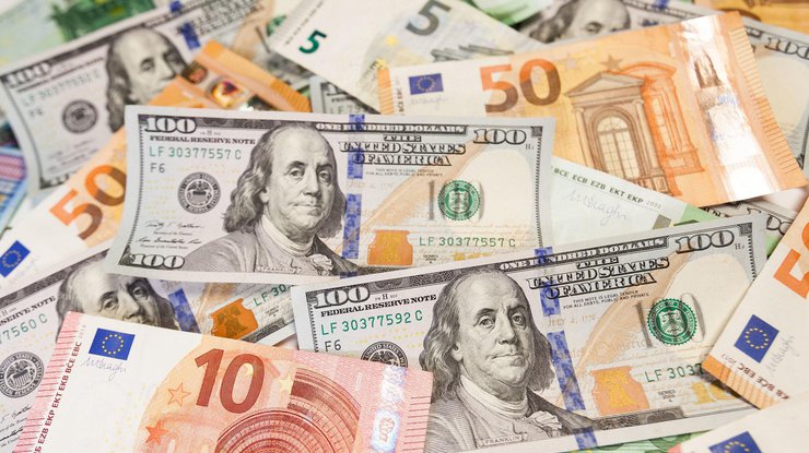 Курс американского доллара в Украине за год взлетел на 17%, а евро - на 24%