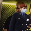 Сотрудники метро вышли на работу в масках и встревожили пассажиров 