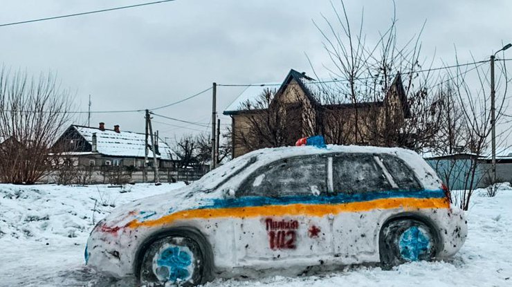 Фото: в Днепре создали полицейское авто из снега / Информатор