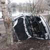 Жуткое столкновение: Volkswagen протаранил авто и едва не рухнул в озеро