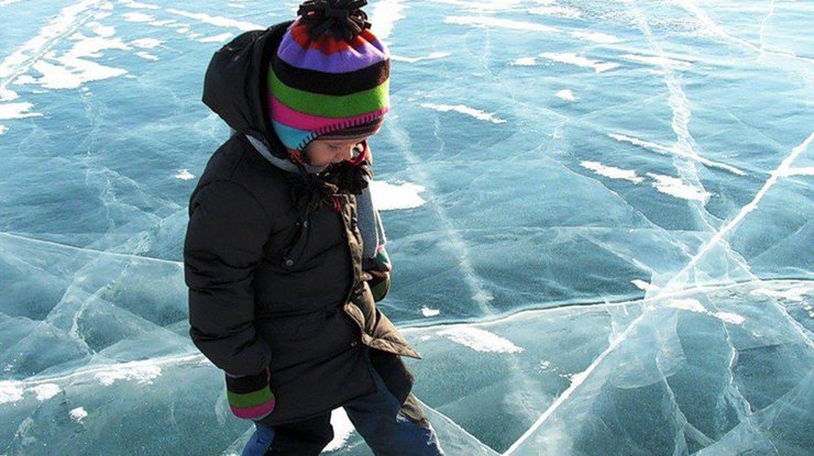 Фото: в Харькове под лед провалились дети / newsone.ua