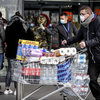 Паника в Италии: люди массово скупают продукты и маски
