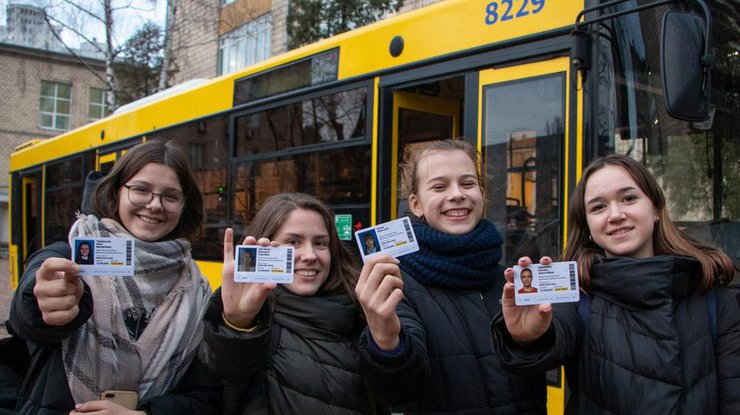 В Киеве начал действовать ученический е-билет/ Фото: "Информатор"