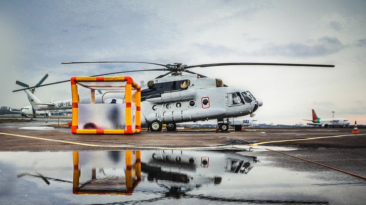 Вертолет для транспортировки зараженных коронавирусом/ Фото: ГСЧС Украины