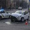 В центре Киева произошло ДТП: Volkswagen перевернул Renault