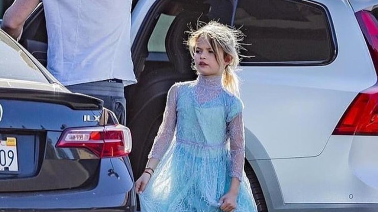 Сын актеров гулял в платье принцессы / Фото: Daily Mail