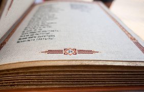 В Украине создали первую в мире вышитую книгу/ Фото: idei-dekoru.com