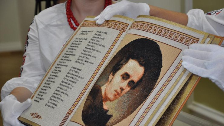 В Украине создали первую в мире вышитую книгу/ Фото: idei-dekoru.com