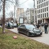 В Киеве возле метро "Лукьяновская" обстреляли представительский Mercedes