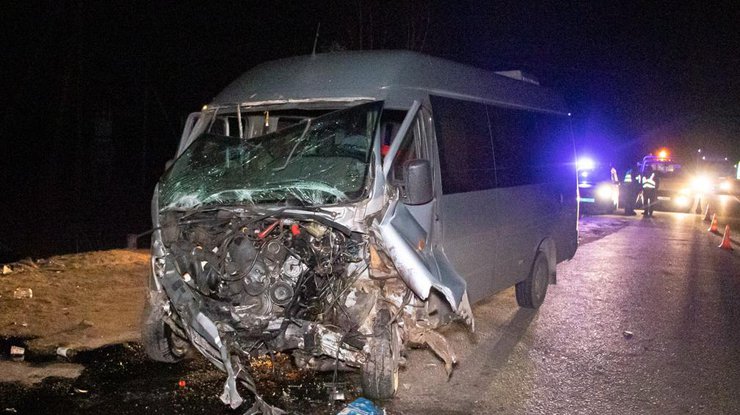 Под Киевом микроавтобус протаранил легковой автомобиль/ Фото: "Информатор"