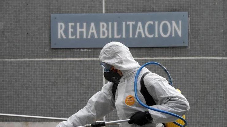 Военные дезинфицируют вход в больнице в Хихоне, Испания, 18 марта 2020 года/REUTERS