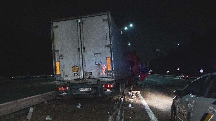 В Киеве дальнобойщик на фуре с алкоголем попал в аварию/ Фото: "Информатор"