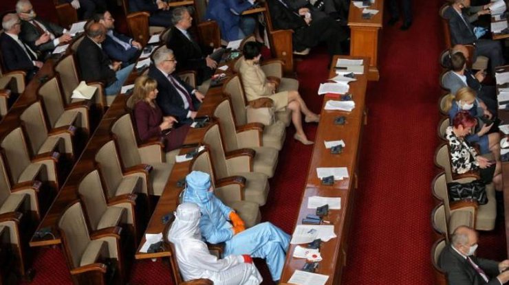 Депутаты парламента Болгарии во время заседания 20 марта 2020 года/REUTERS