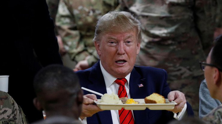 Президент США Дональд Трамп на ужине с военнослужащими на авиабазе Баграм в Афганистане/