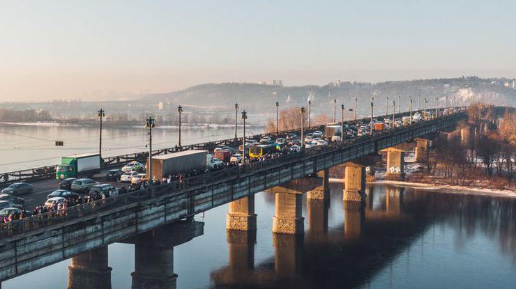 На мосту Патона ограничат движение/ Фото: nashkiev.ua